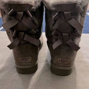 UGG Bailey Bow ll boots size 8 women, color grey